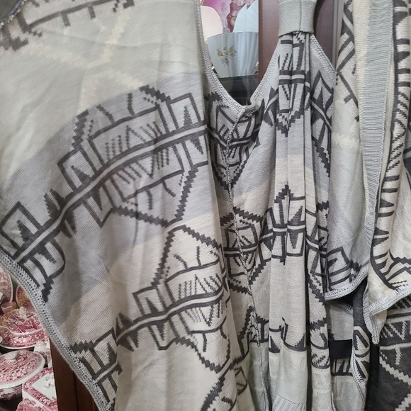 NWOT Tribal Print Shark Bite Vest Size Xsmall - Picture 4 of 8